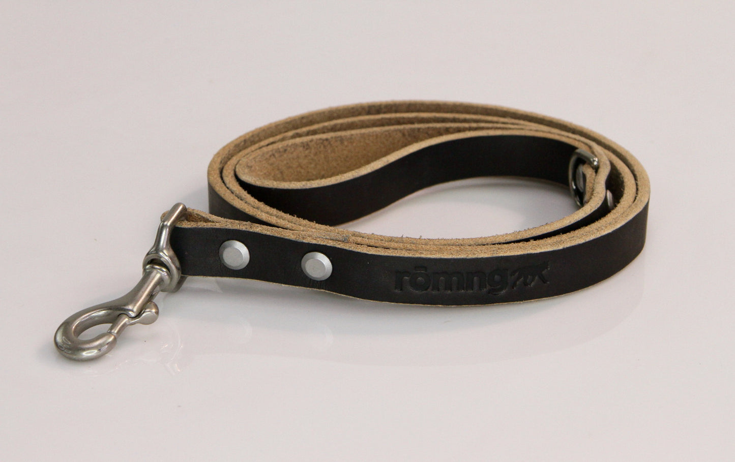 genuine leather leashes with 90 compostable bags and bag dispenser - rōmng