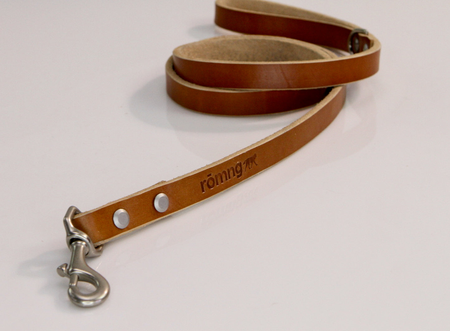 genuine leather leashes with 90 compostable bags and bag dispenser - rōmng