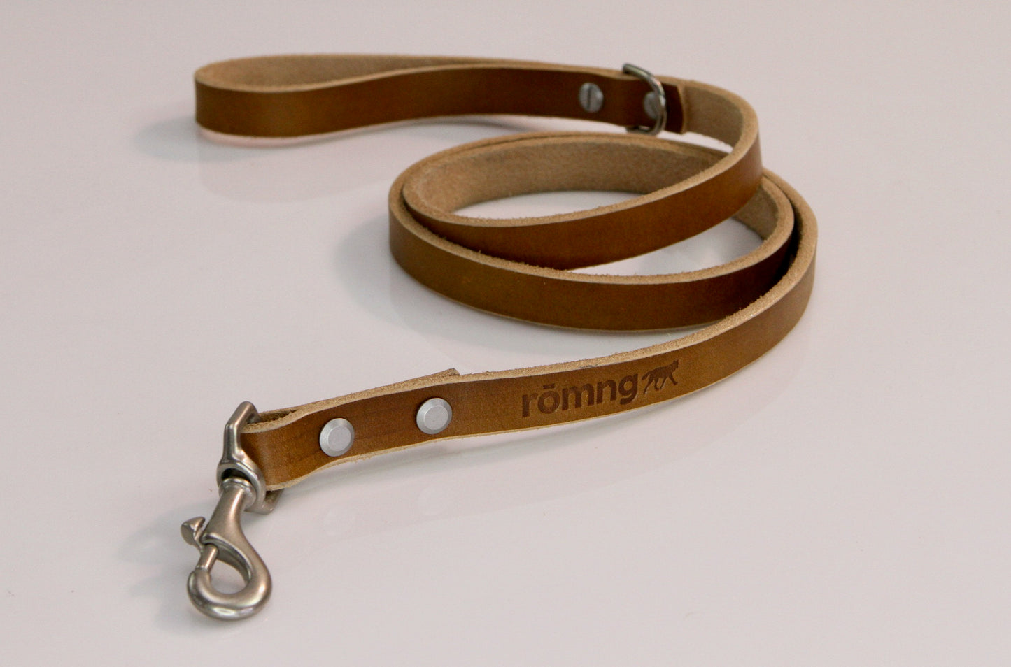 genuine leather leashes with 90 compostable bags and bag dispenser - rōmng
