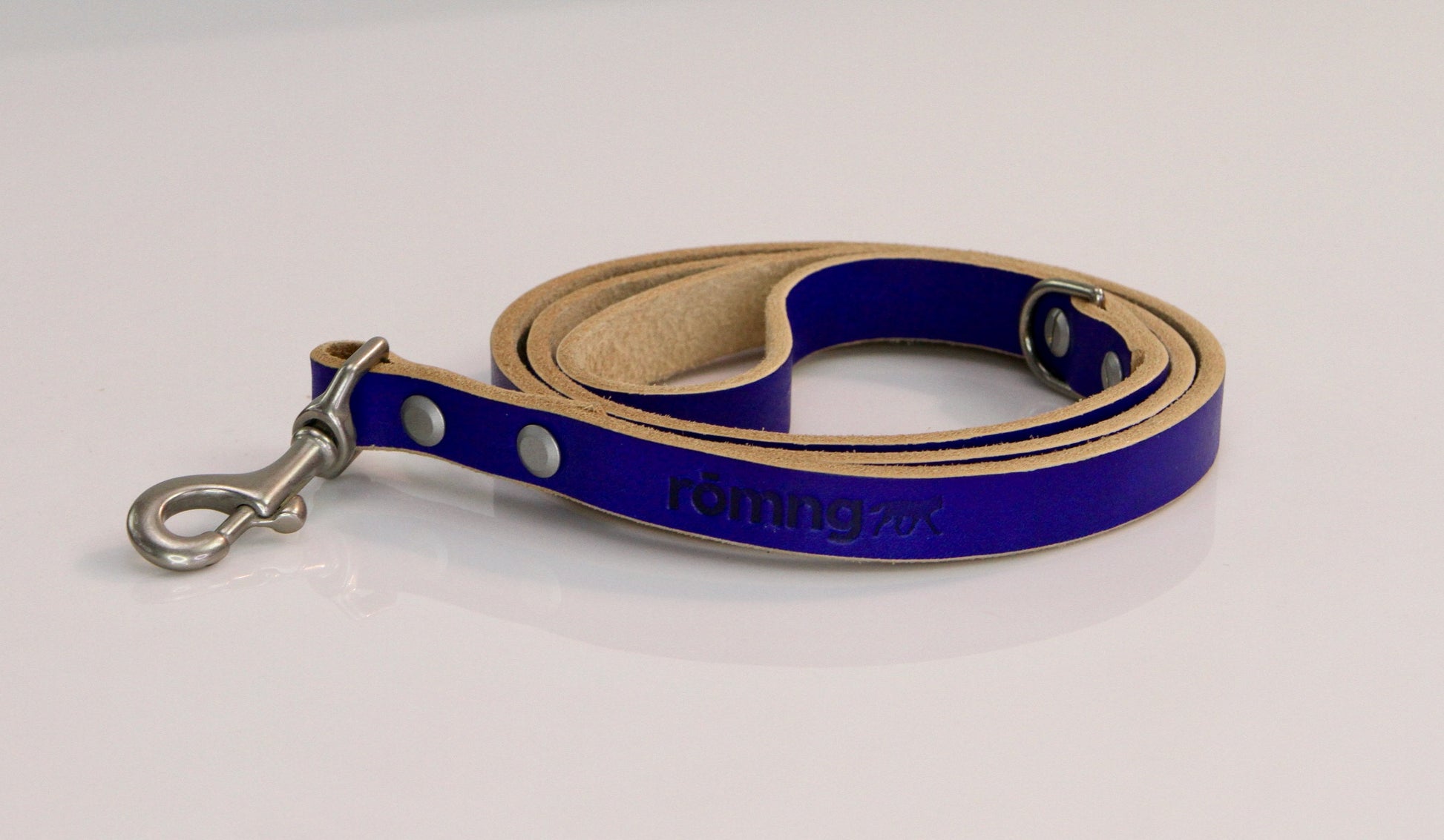 genuine leather leashes with 90 compostable bags and bag dispenser - rōmng