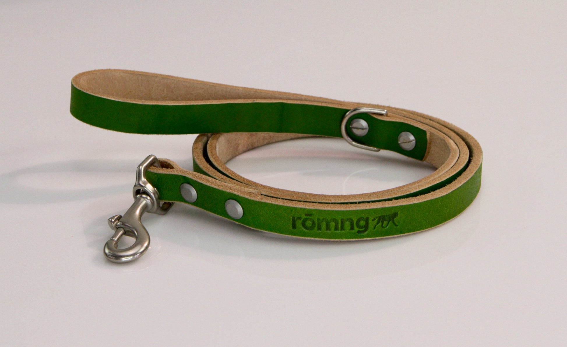 genuine leather leashes with 90 compostable bags and bag dispenser - rōmng