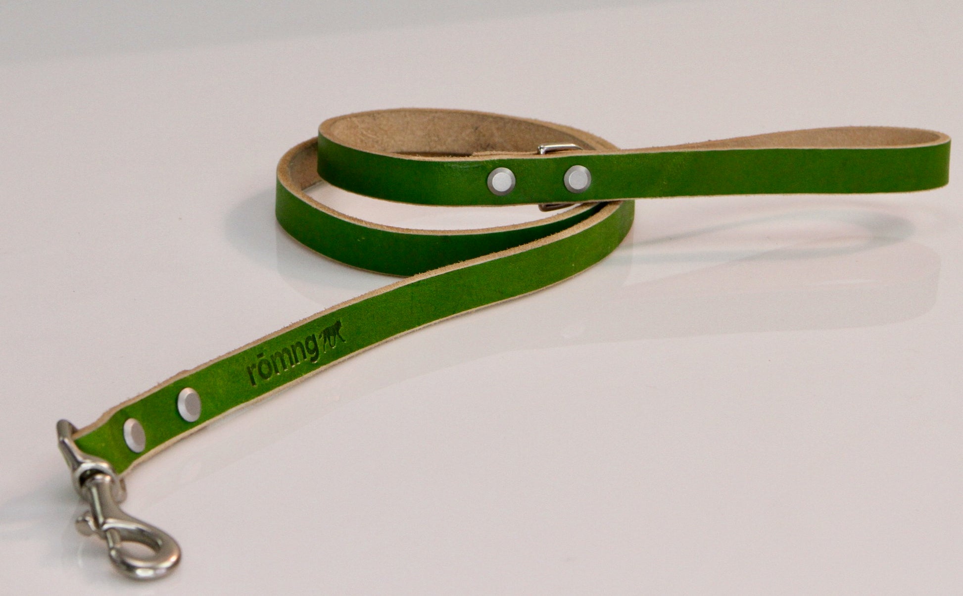 genuine leather leashes with 90 compostable bags and bag dispenser - rōmng