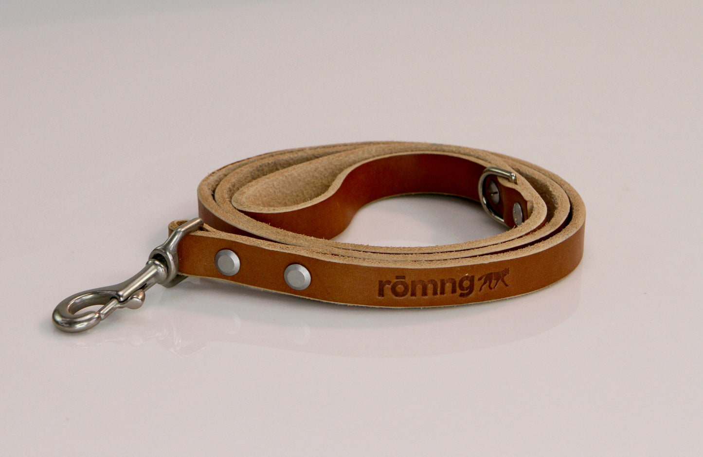 genuine leather leashes with 90 compostable bags and bag dispenser - rōmng