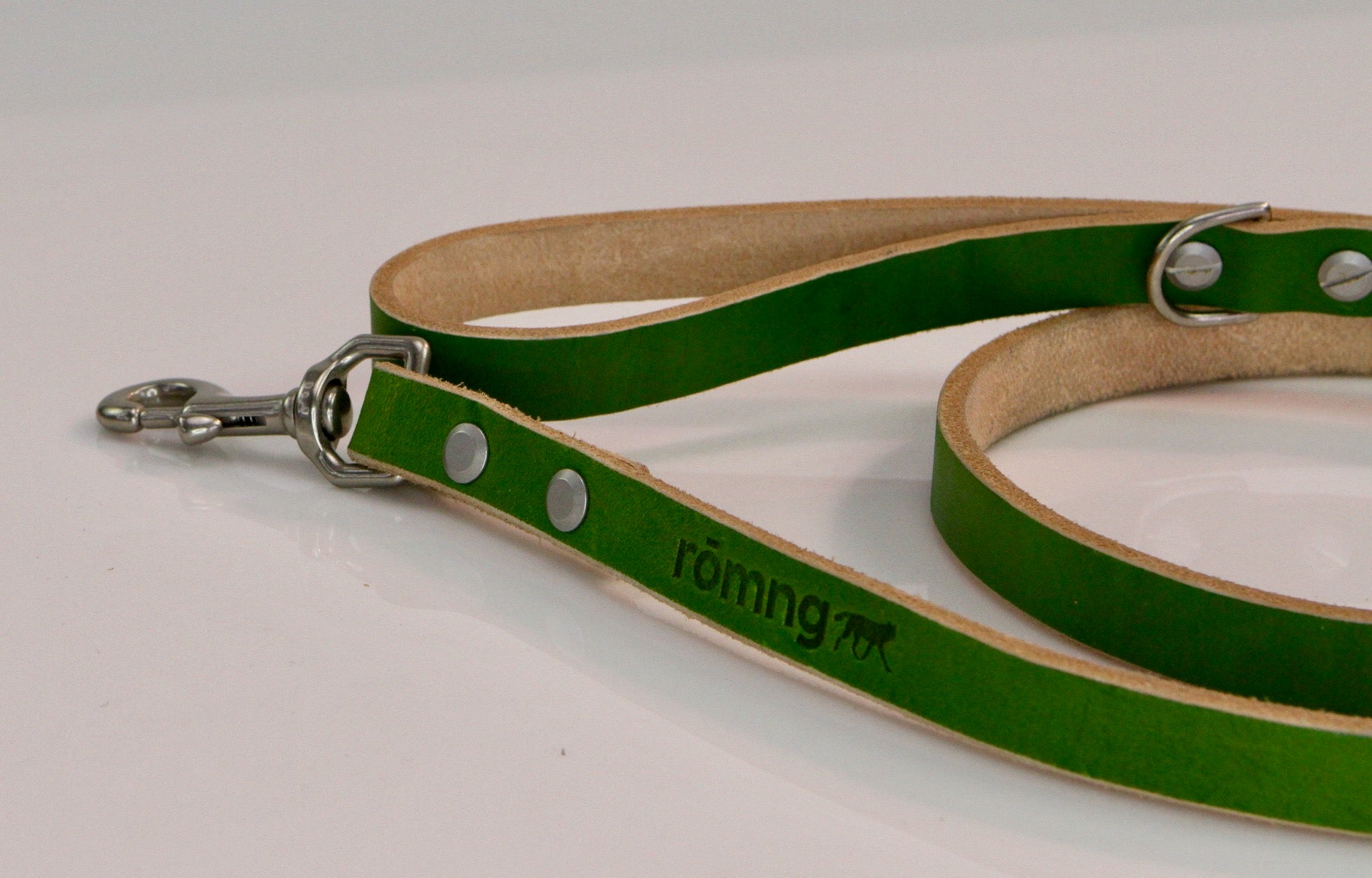 genuine leather leashes with 90 compostable bags and bag dispenser - rōmng